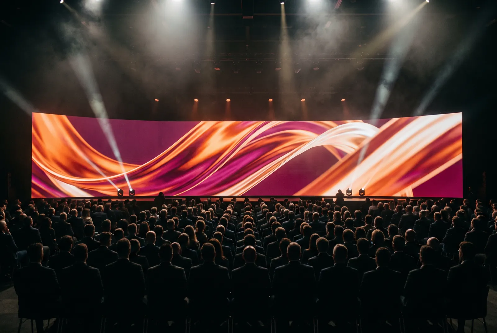 Plateia diante de um painel de LED com a vinheta de abertura